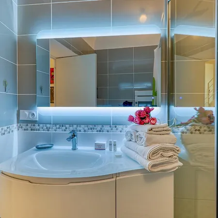 Two Levels In Historical Building - Happy מנטון