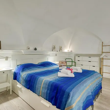 Two Levels In Historical Building - Happy Menton