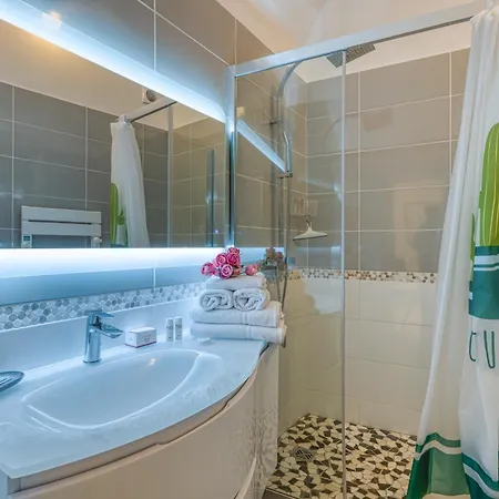 Two Levels In Historical Building - Happy מנטון