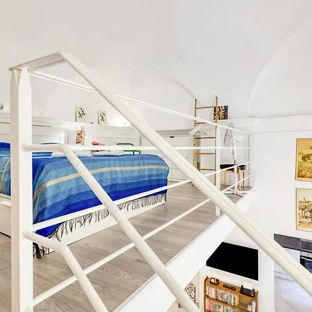 Two Levels In Historical Building - Happy مينتون