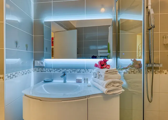 Two Levels In Historical Building - Happy 멍똥