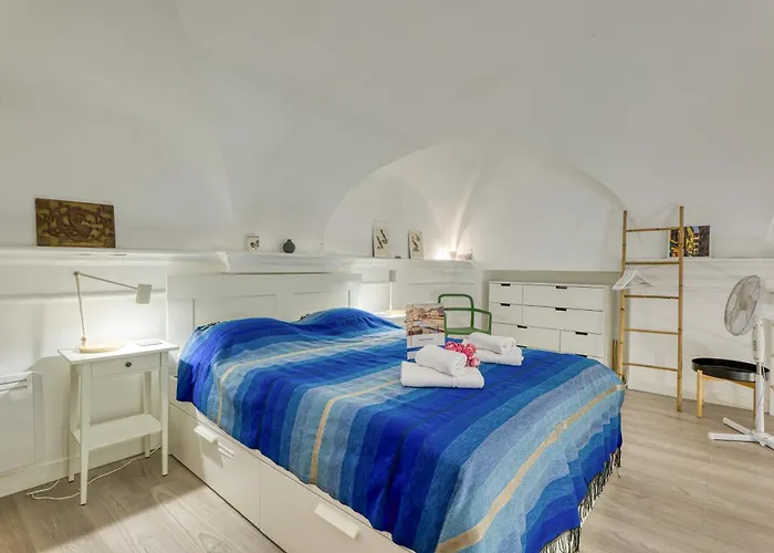 Two Levels In Historical Building - Happy Menton