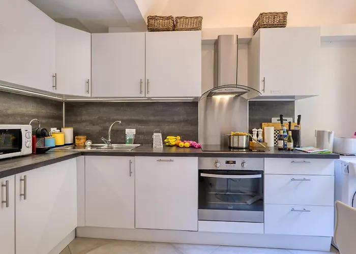 Two Levels In Historical Building - Happy Mentona